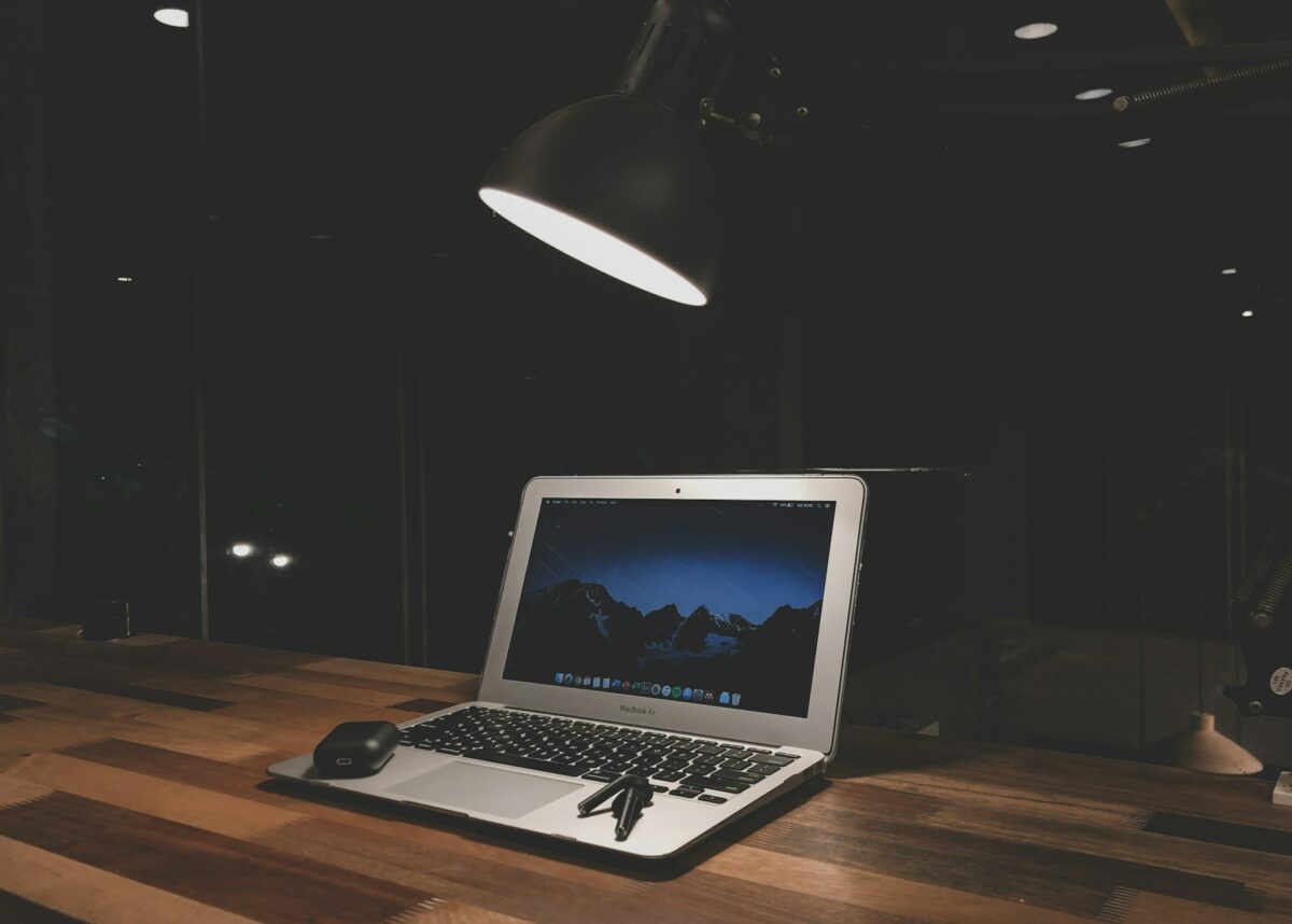 In Photoshop, you may use smart objects to accelerate your workflow.