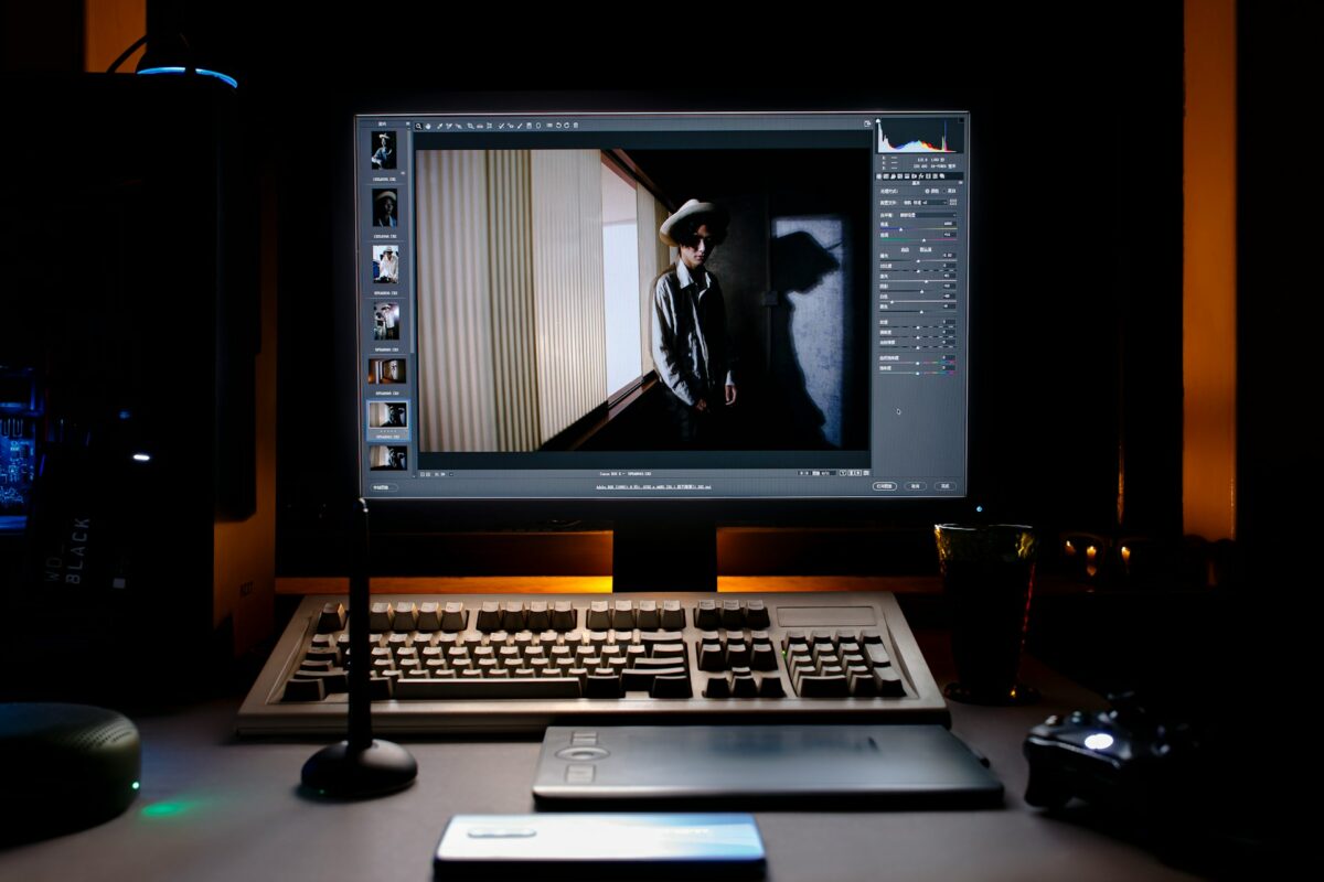 Learn how to create lighting effects that are cinematic with Photoshop.