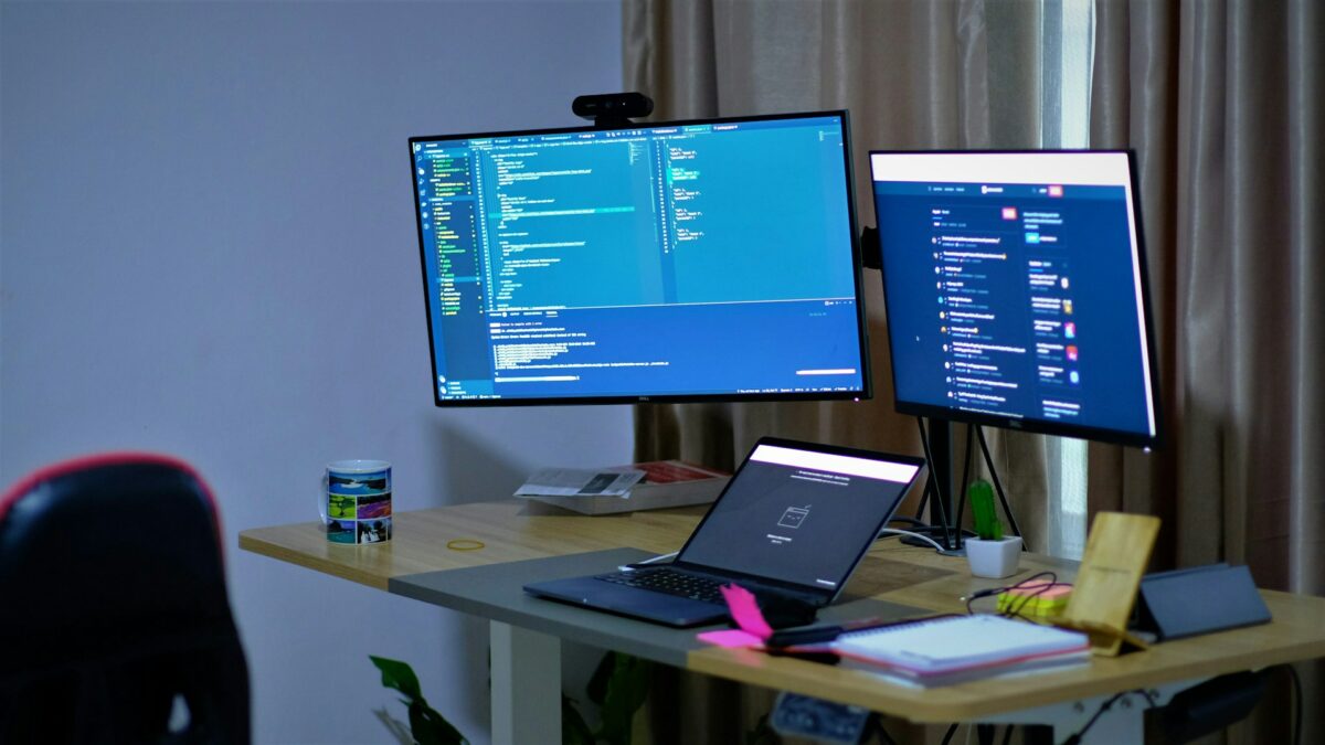 How to Set Up a Multi-Monitor Workflow in Windows 11 Using PowerToys FancyZones